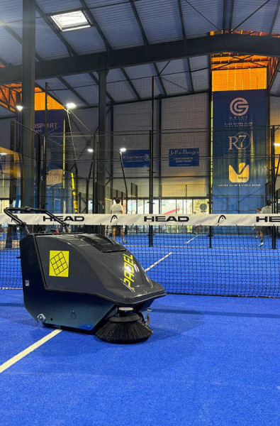 Balayeuse S620P – La référence haute performance pour l’entretien des terrains de padel Balayeuse électrique
